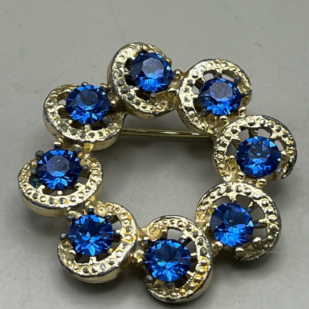 Elegant Vintage Blue Swarovski Crystal Circle Gold Tone Brooch Jewelry Gift